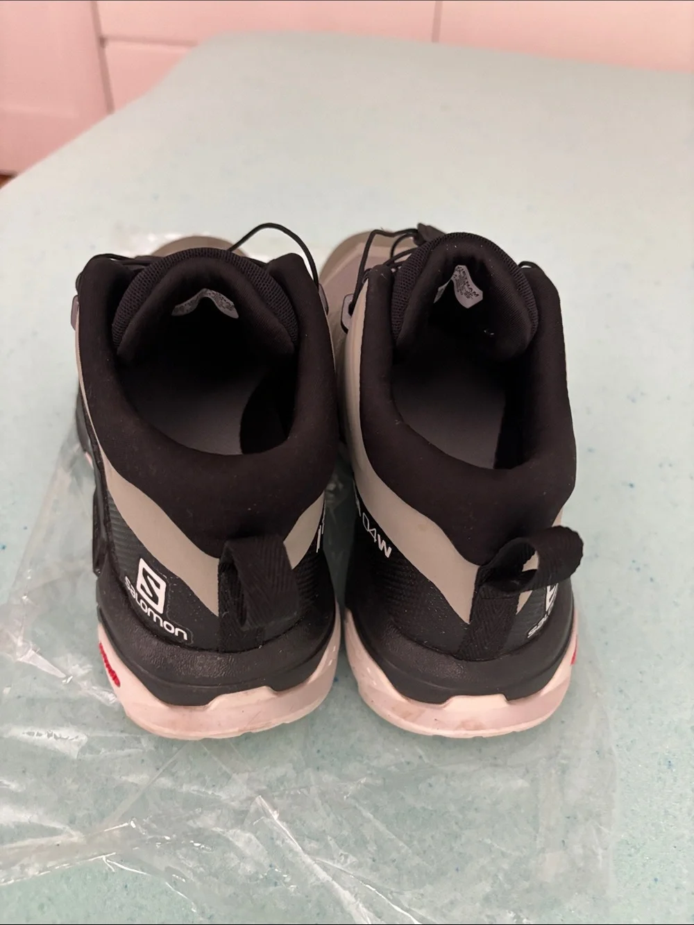 Salomon Women's Athletic Trail Shoes in Light Gray and Black Size 5
